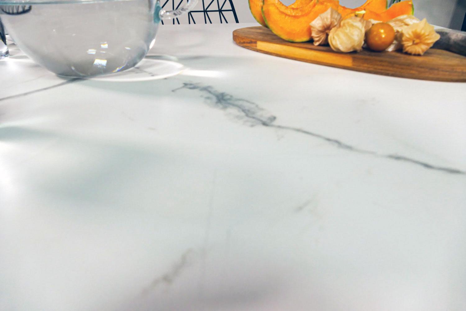 Tisch Marmoroptik weiß 130 cm