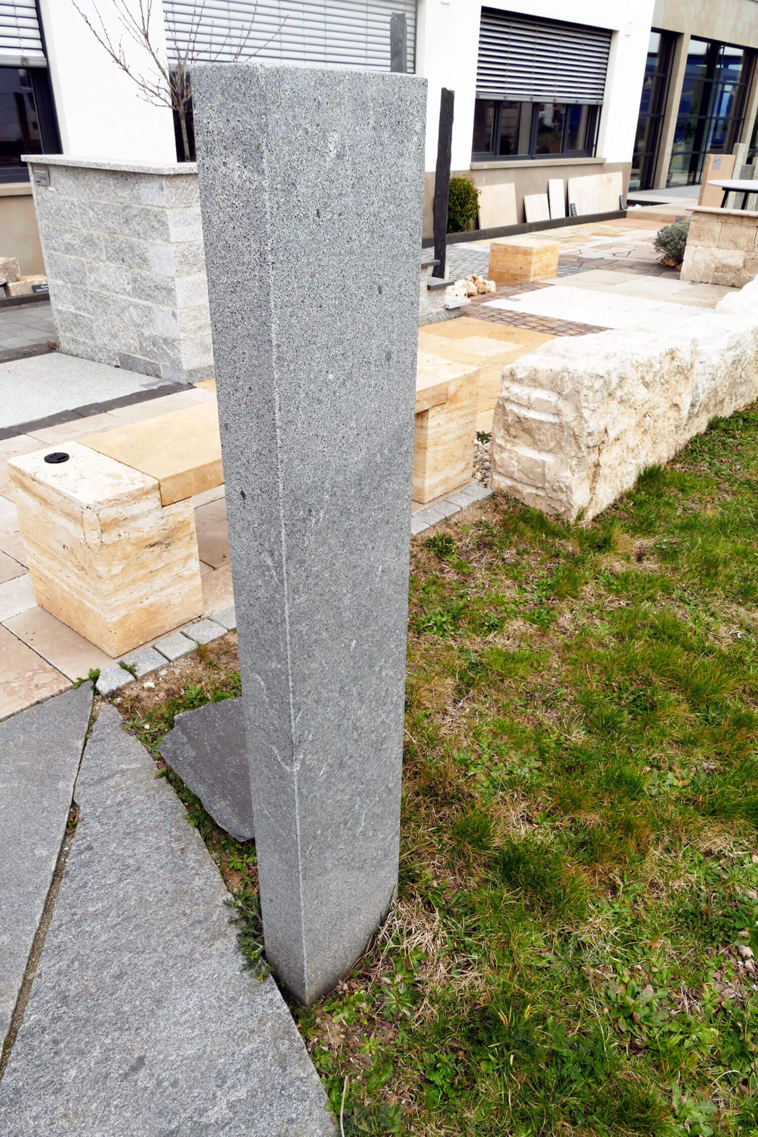 Stele aus dunklem Granit