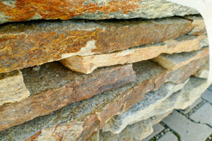 Seitenansicht Polygonalplatten Luserna Gneis