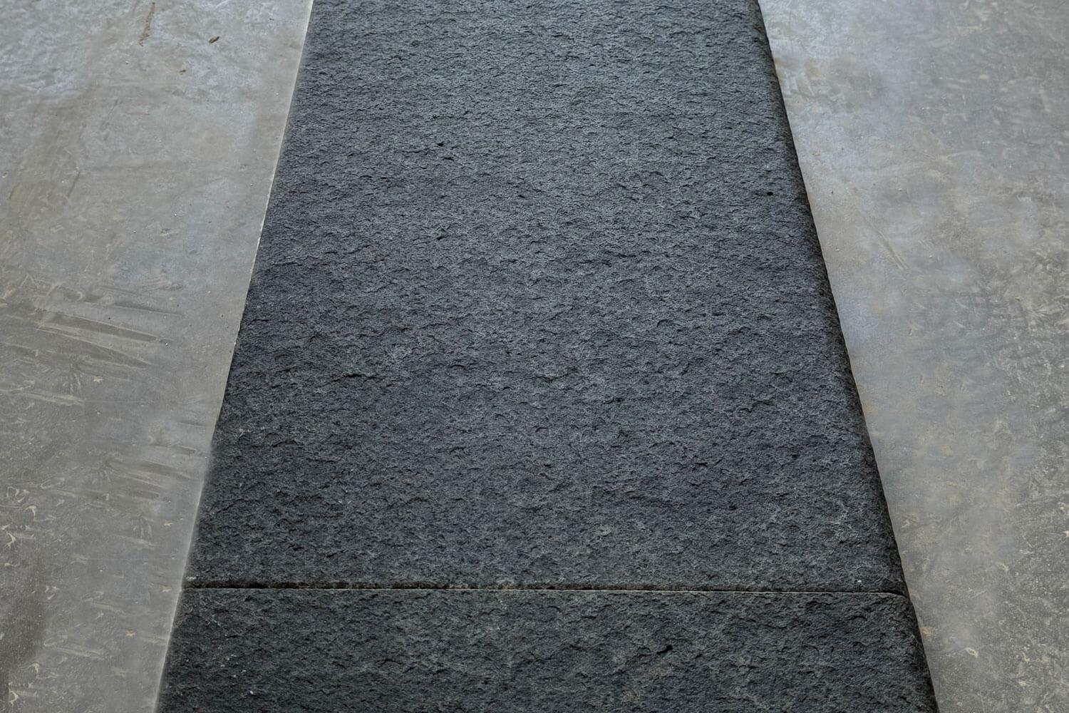 Dunkle Poolumrandung aus Basalt