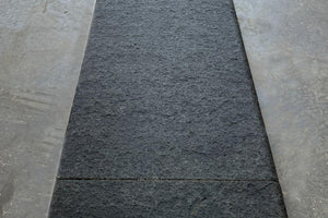 Dunkle Poolumrandung aus Basalt