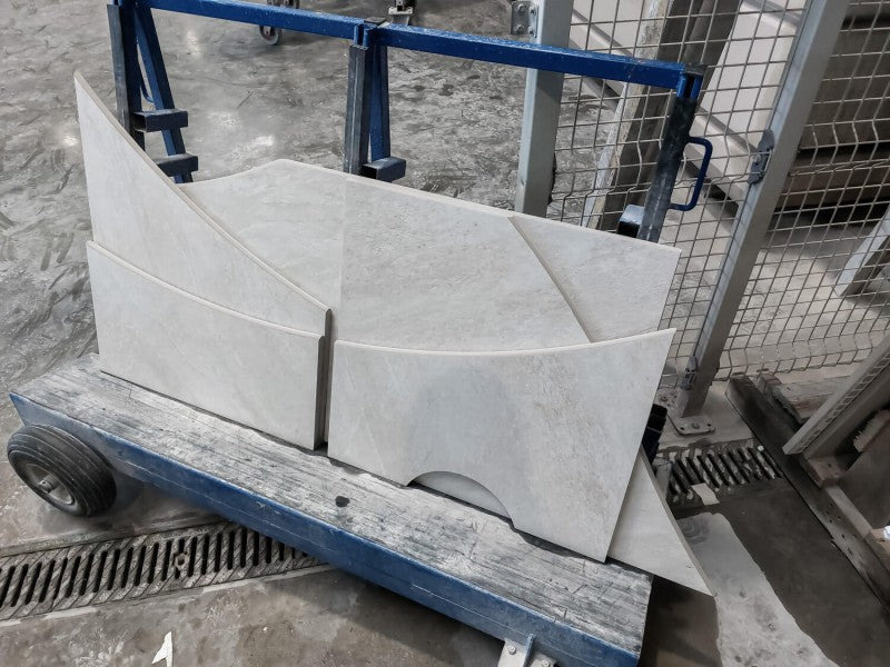 Zugeschnittene Steinplatten ordentlich auf Paletten gestapelt.