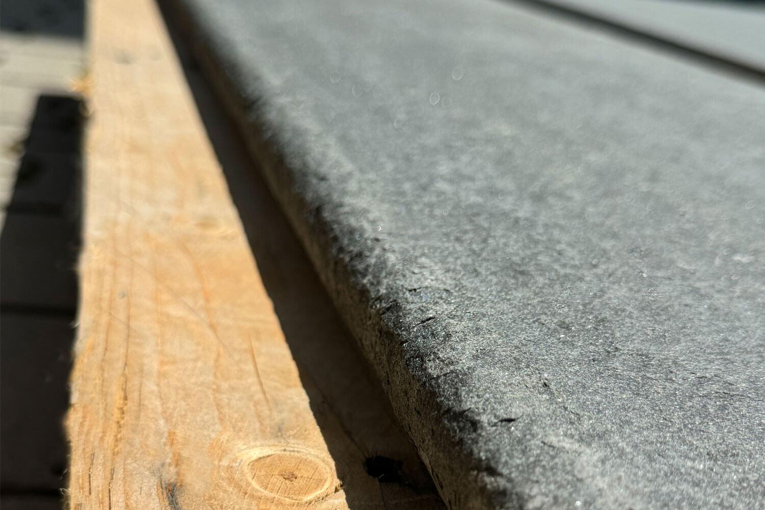 Gerundete Kante Poolrandplatten Basalt