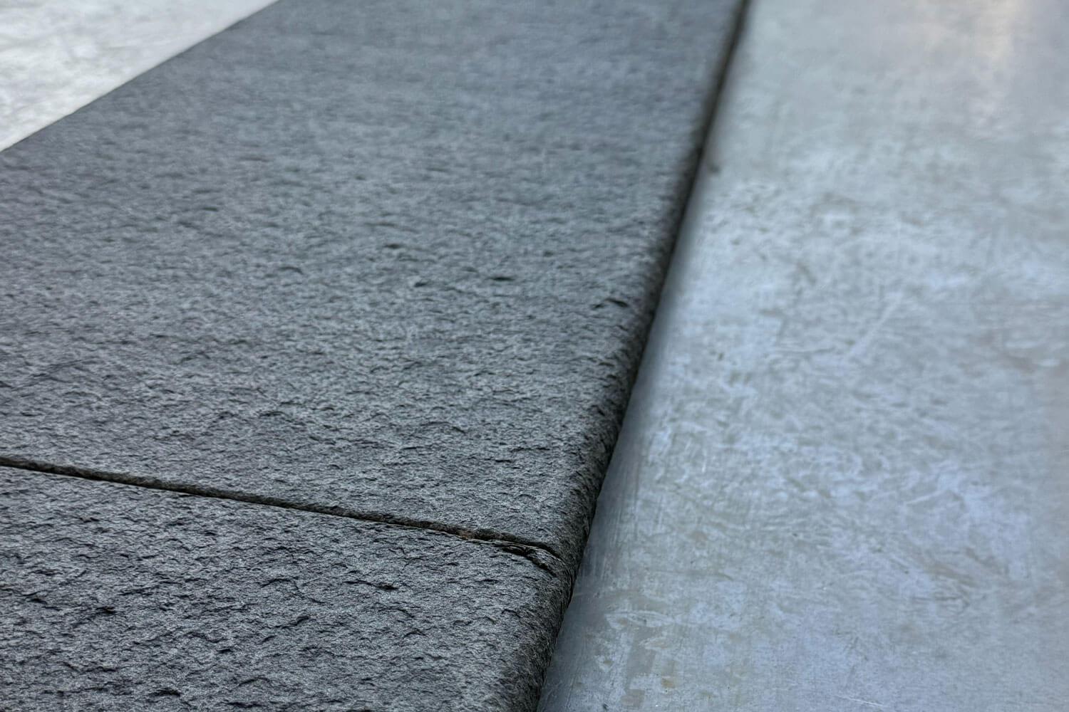 Pool-Randplatten aus Basalt nah