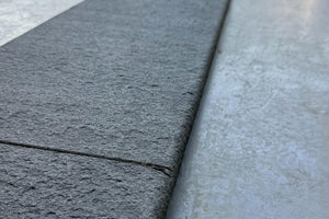 Pool-Randplatten aus Basalt nah