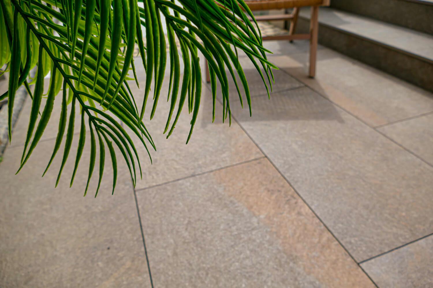 Rustikale und gemütliche Terrasse mit Platten aus Feinsteinzeug pureto® Porphyr Classic