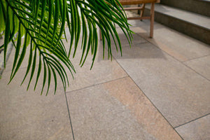 Rustikale und gemütliche Terrasse mit Platten aus Feinsteinzeug pureto® Porphyr Classic