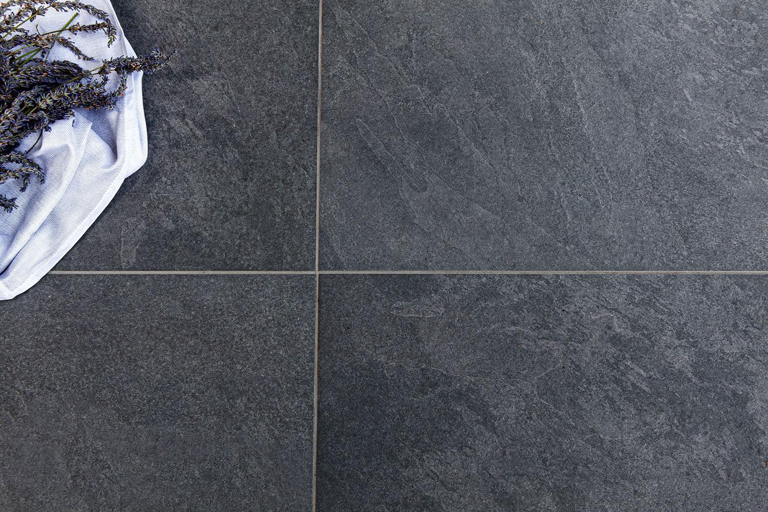 Feisnteinzeug TErrassenplatten Schiefer schwarz