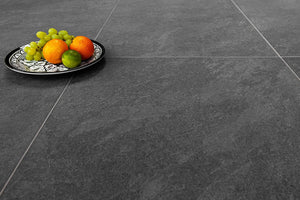 Verlegte Fläche mit Schieferoptik schwarz