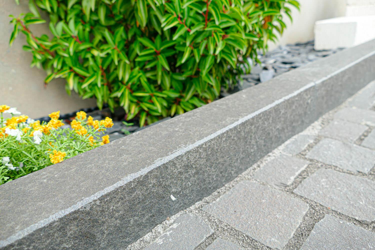 Rasenkantenstein Basalt