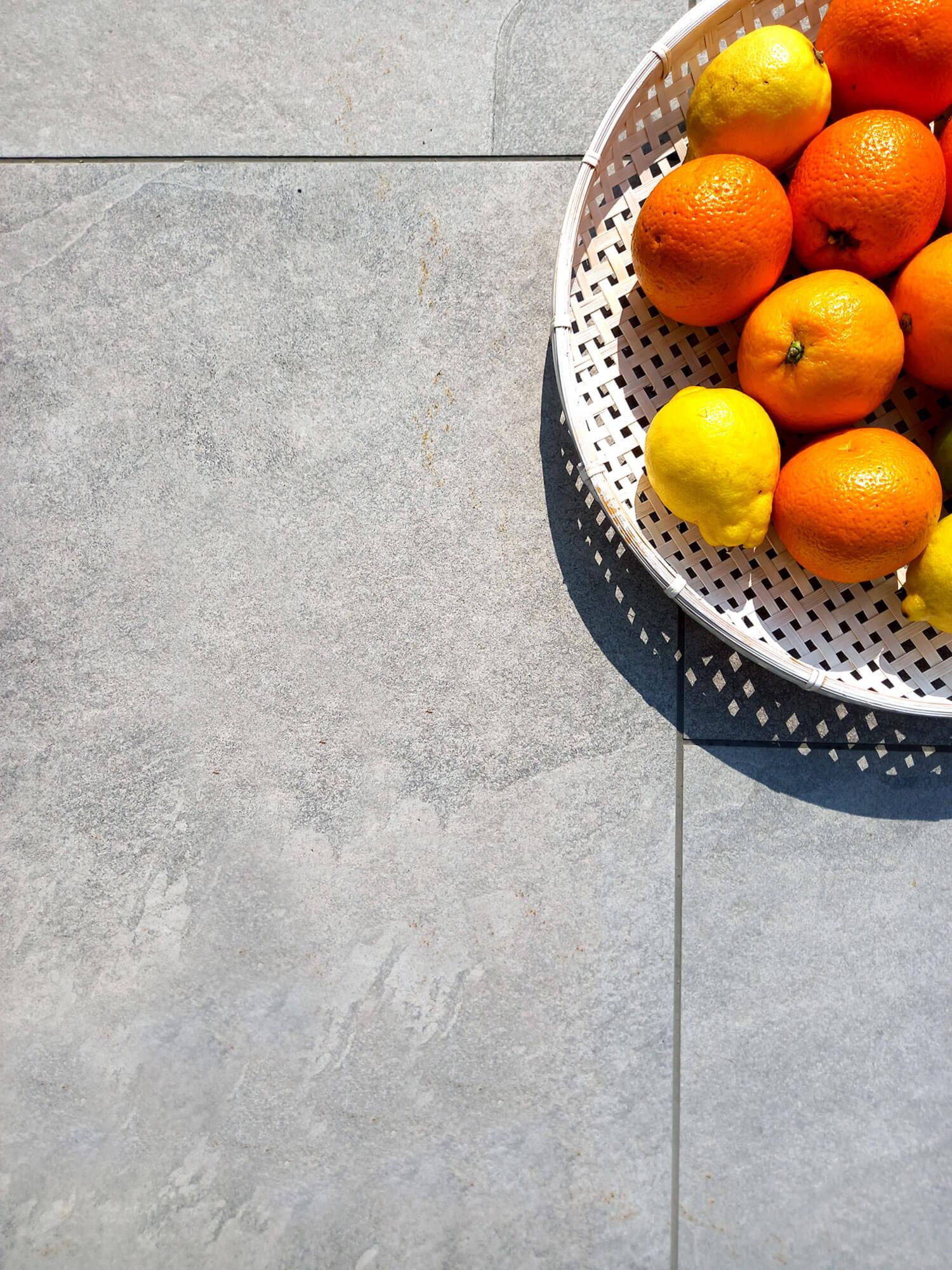 Detail pureto Feinsteinzeug in Schieferoptik grau