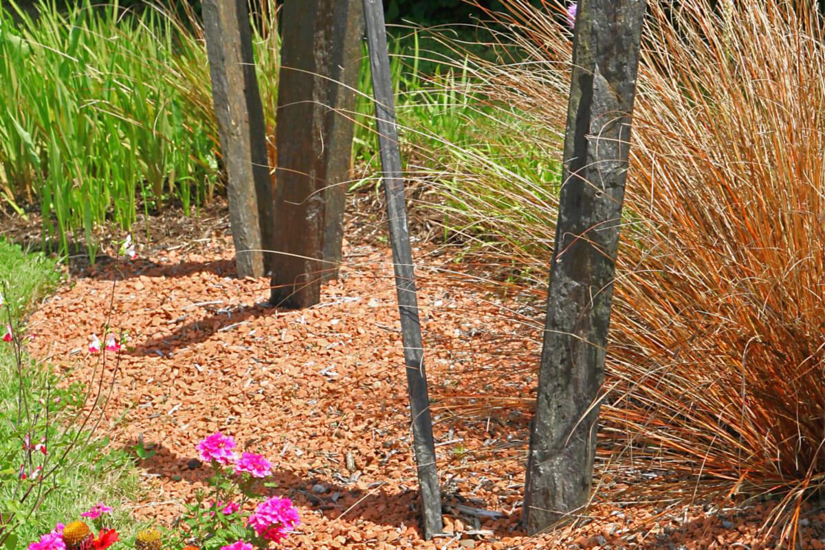 Schiefer Stelen als Gartendekoration