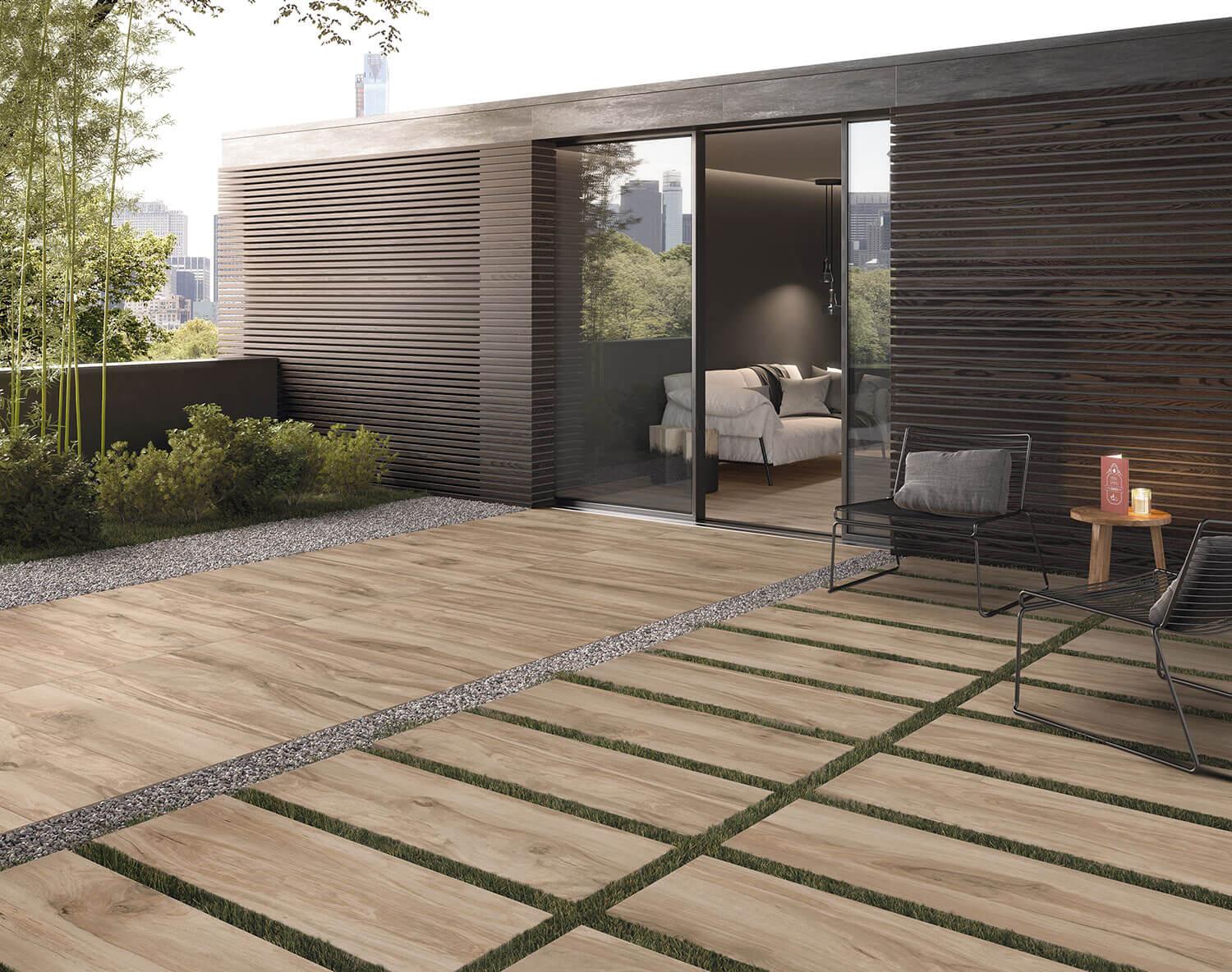 Terrassendielen aus Feinsteinzeug in Holzoptik