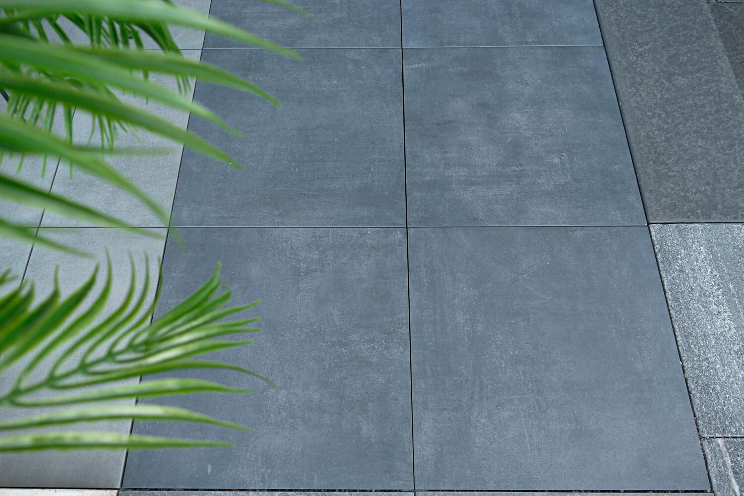 Betonoptik Terrassenplatten in Anthrazit