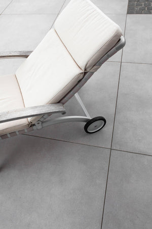 Moderne Terrassenplatte in hellgrauer Zementoptik