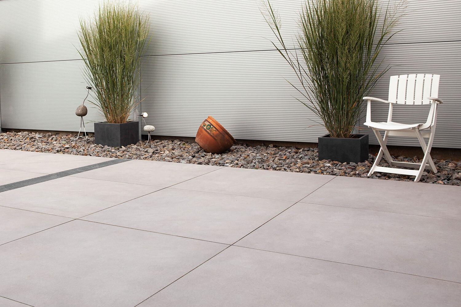 Modernes Ambiente mit hellgrauen Zementoptik Terrassenplatten