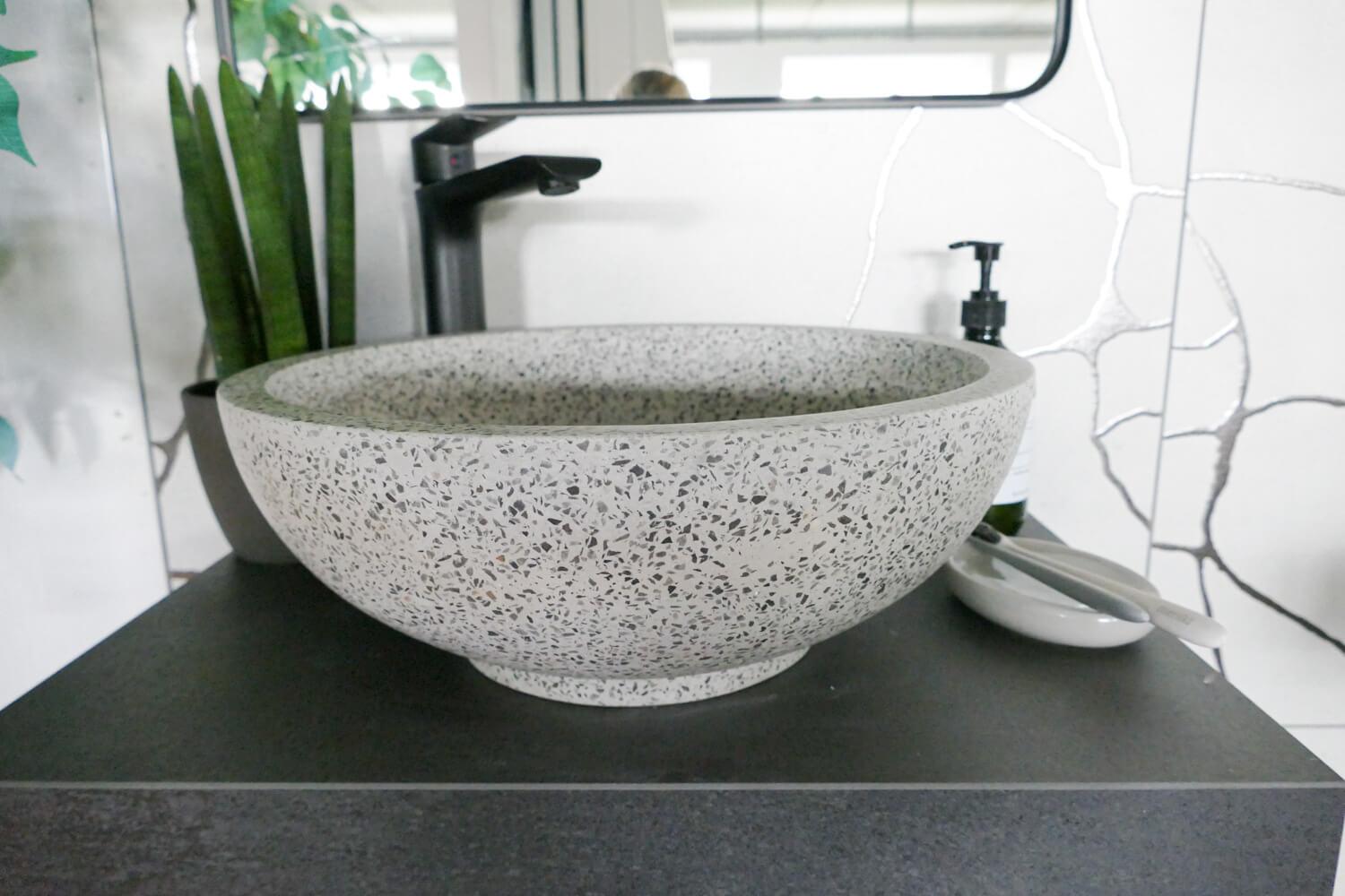 Modernes Terrazzobecken auf Keramikplatte