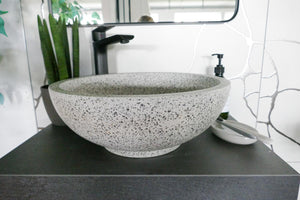 Modernes Terrazzobecken auf Keramikplatte