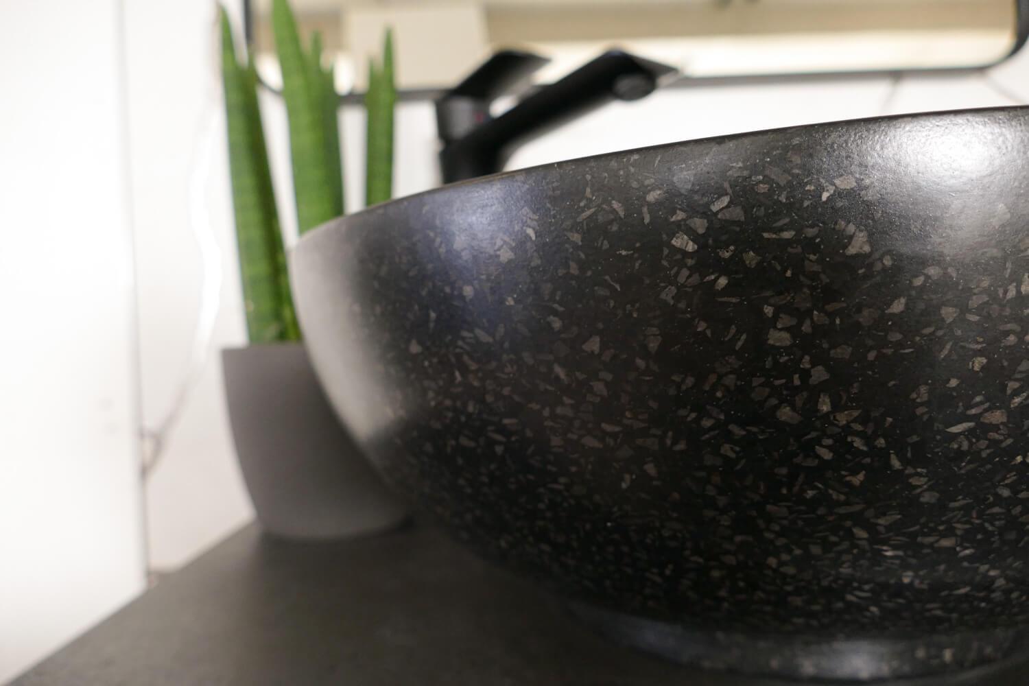 Detailansicht Terrazzobecken schwarz