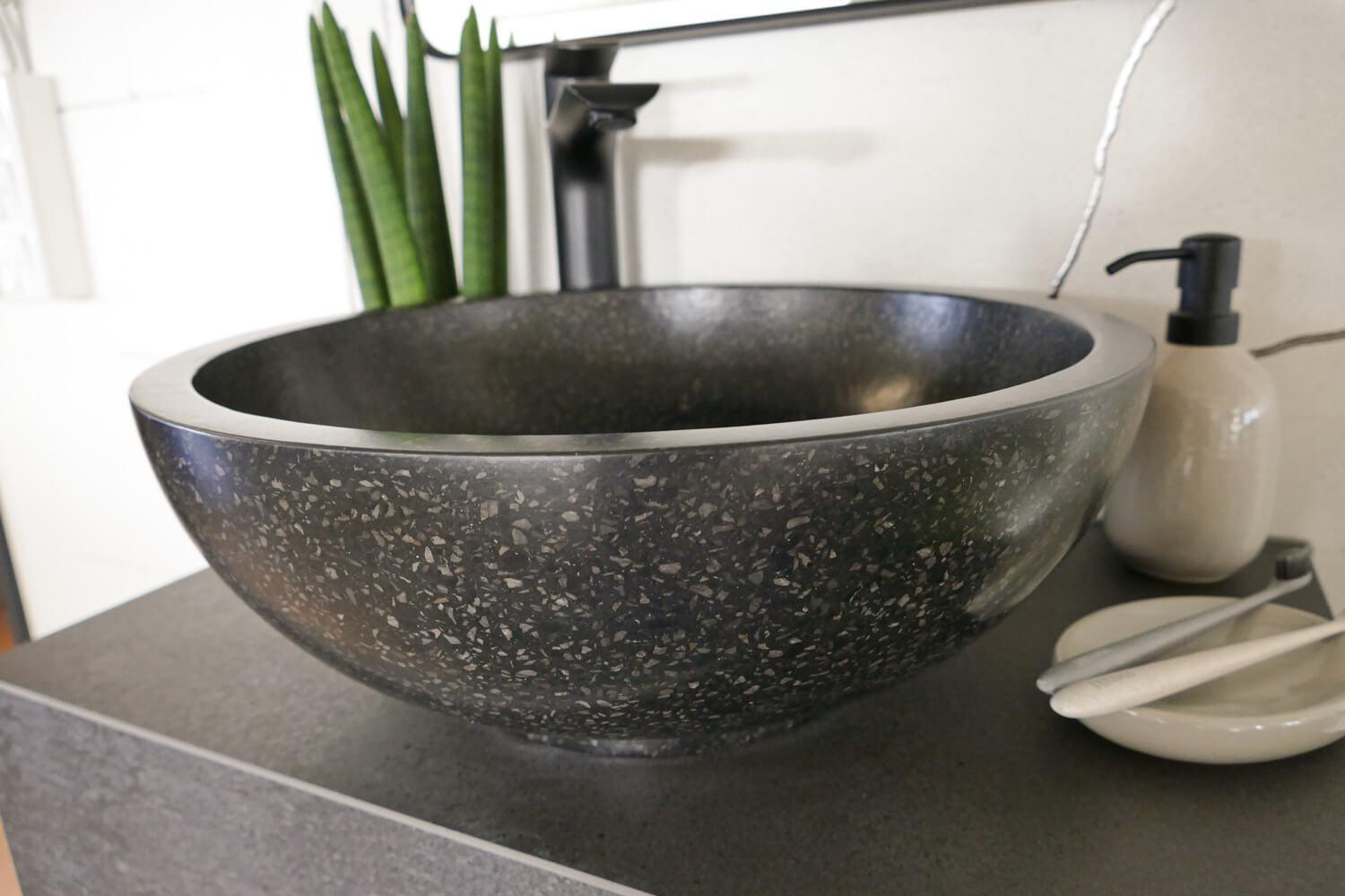 Seitenansicht Terrazzobecken schwarz