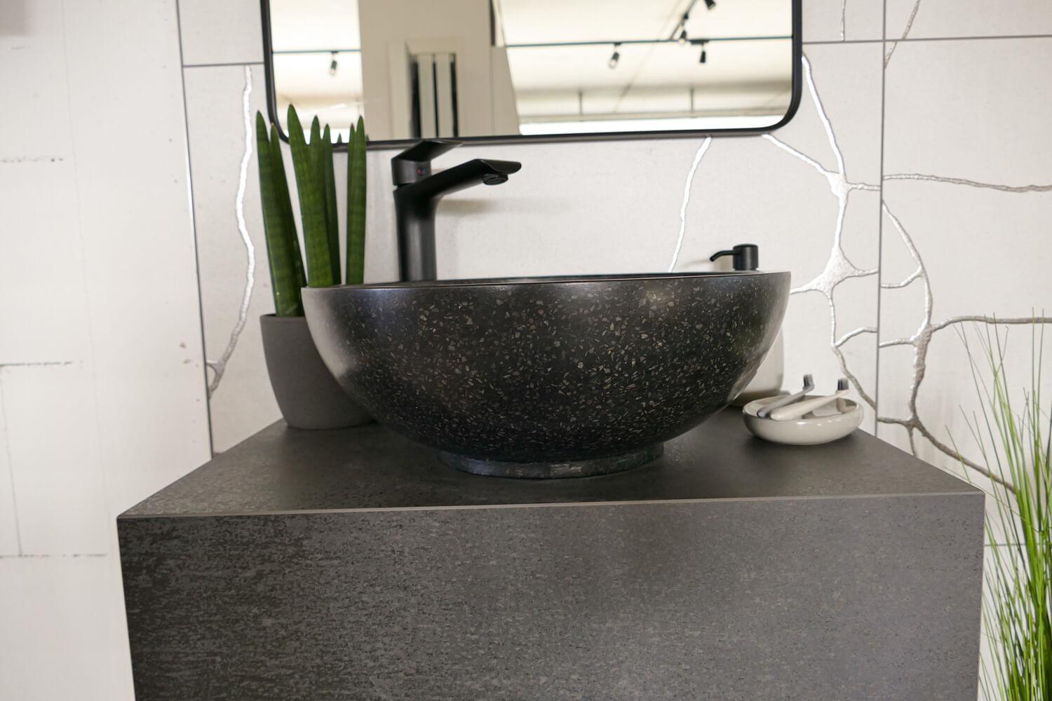 Moderne Kombination: Waschtischplatte aus Keramik und Terrazzobecken