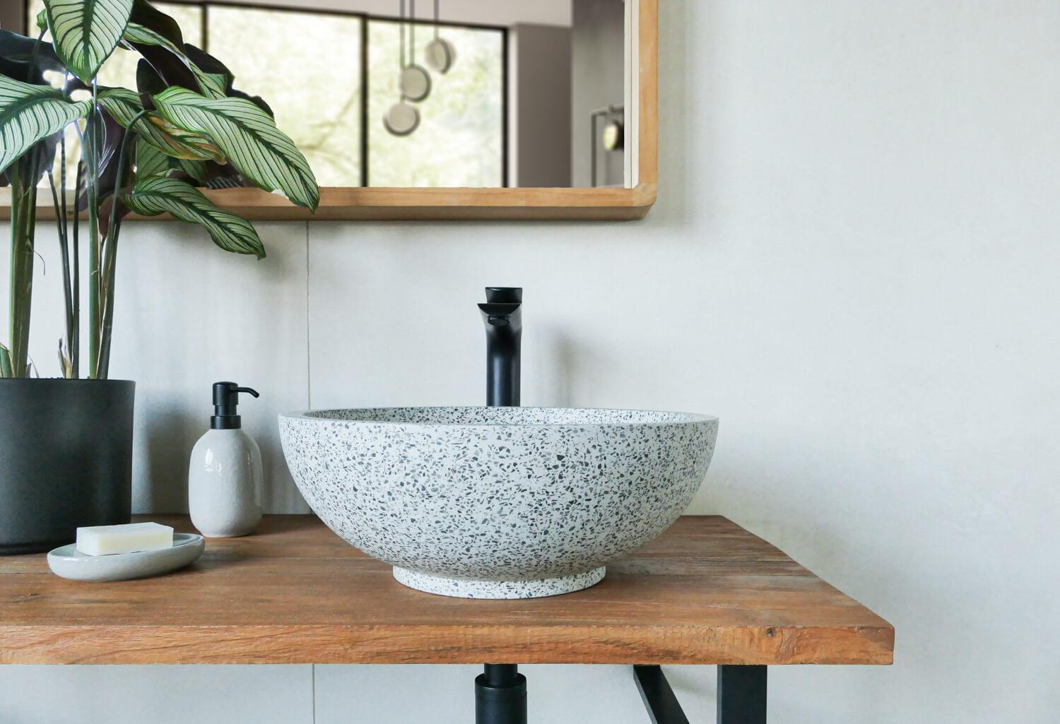 Terrazzo Waschbecken grau auf Teakholzplatte