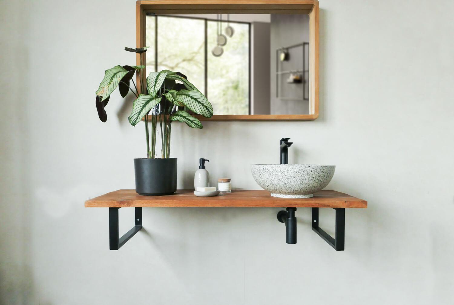 Waschbecken aus grauem Terrazzo auf Teakholzplatte