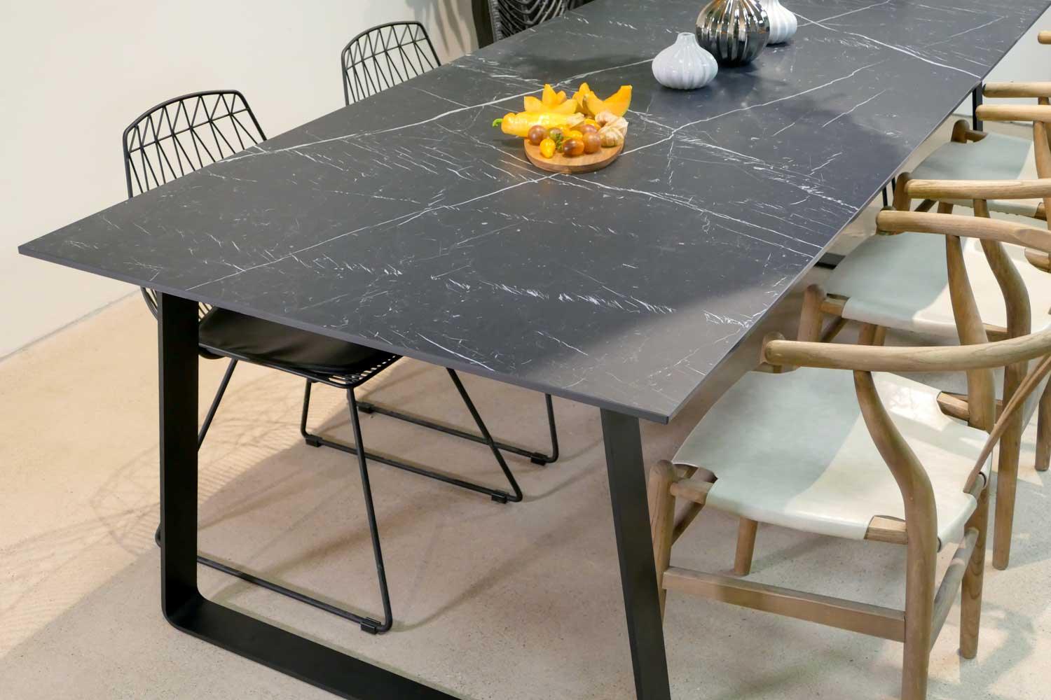 Esstisch Marmoroptik schwarz Kufe