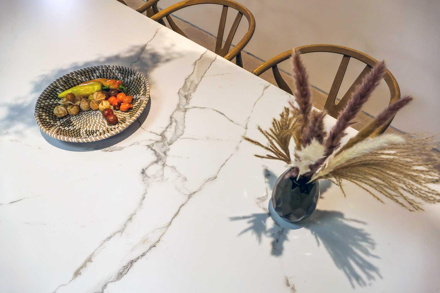 Esstisch Marmoroptik weiß Kufe