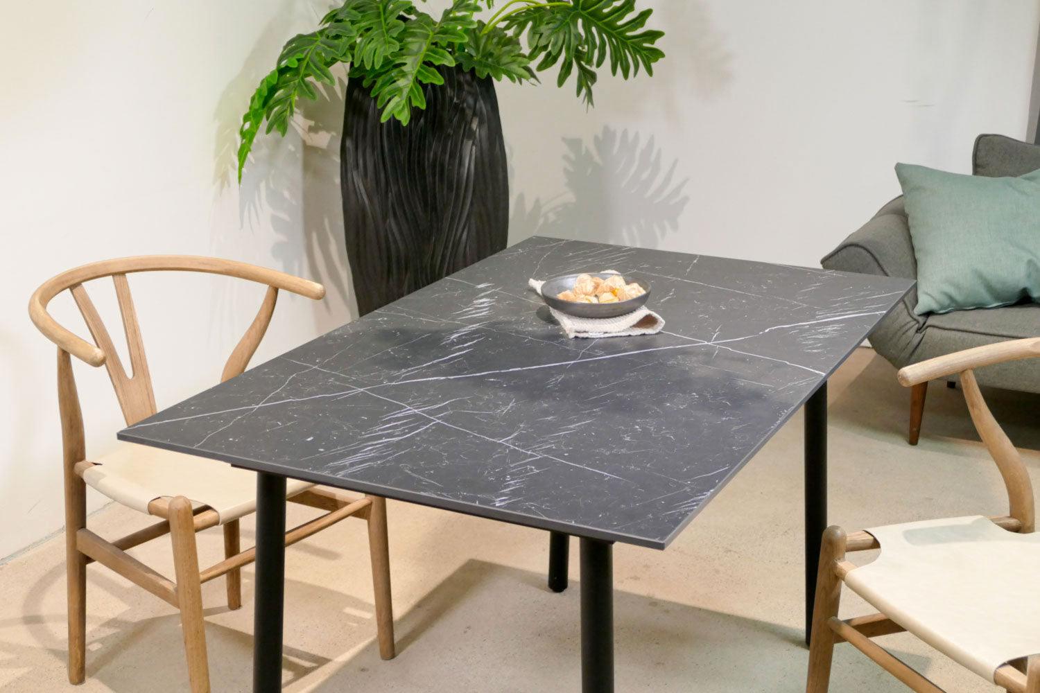 Tisch Marmoroptik schwarz 130 cm