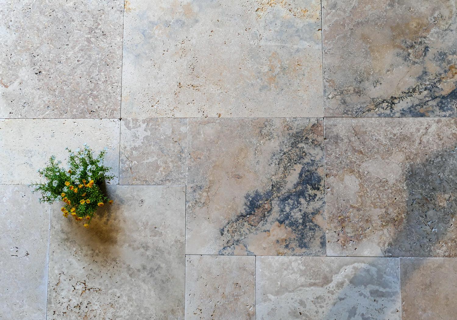 Lebendige Fläche mit Travertinfliesen Multicolor