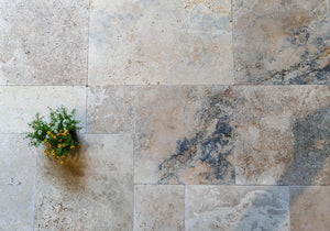 Lebendige Fläche mit Travertinfliesen Multicolor