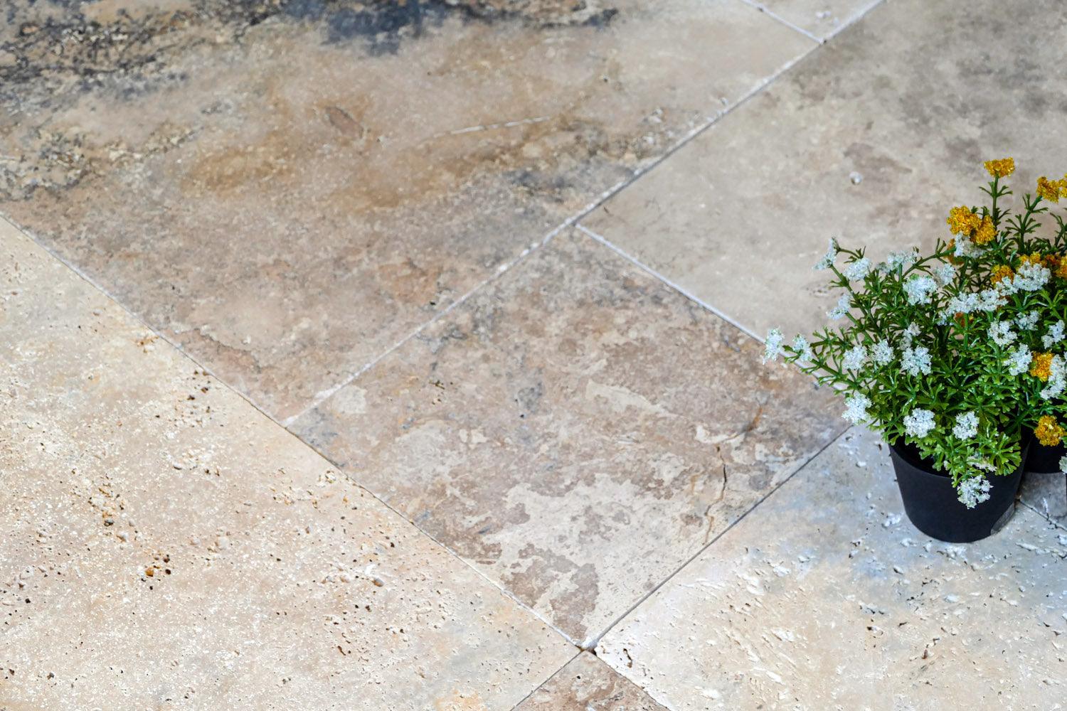 Farbige Einschlüsse der Travertinfliesen Multicolor