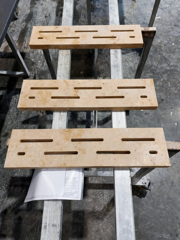 Holzformen zur Herstellung oder Fixierung von Steinplatten.