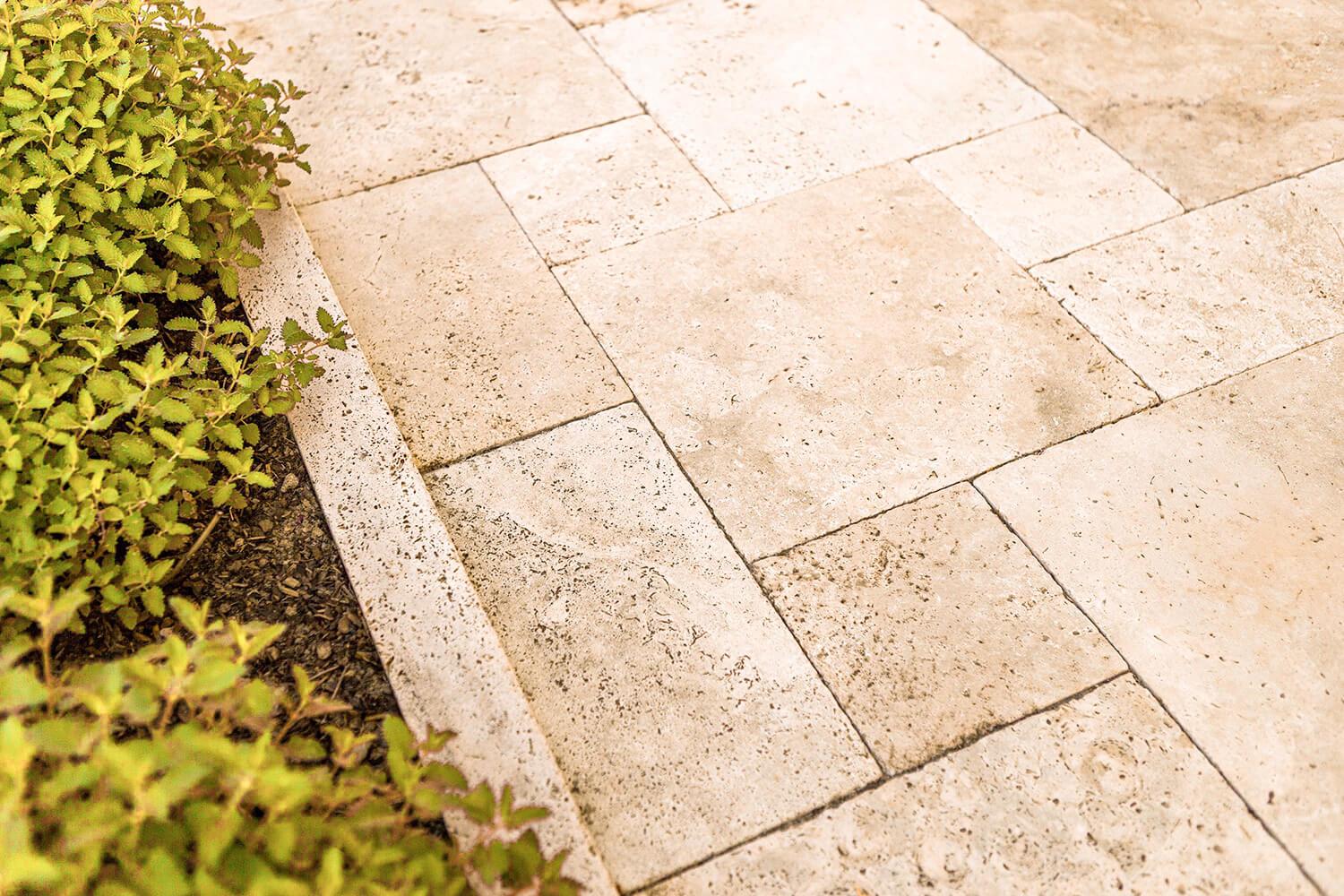 Gartenweg mit Travertinplatten im römischen Verband