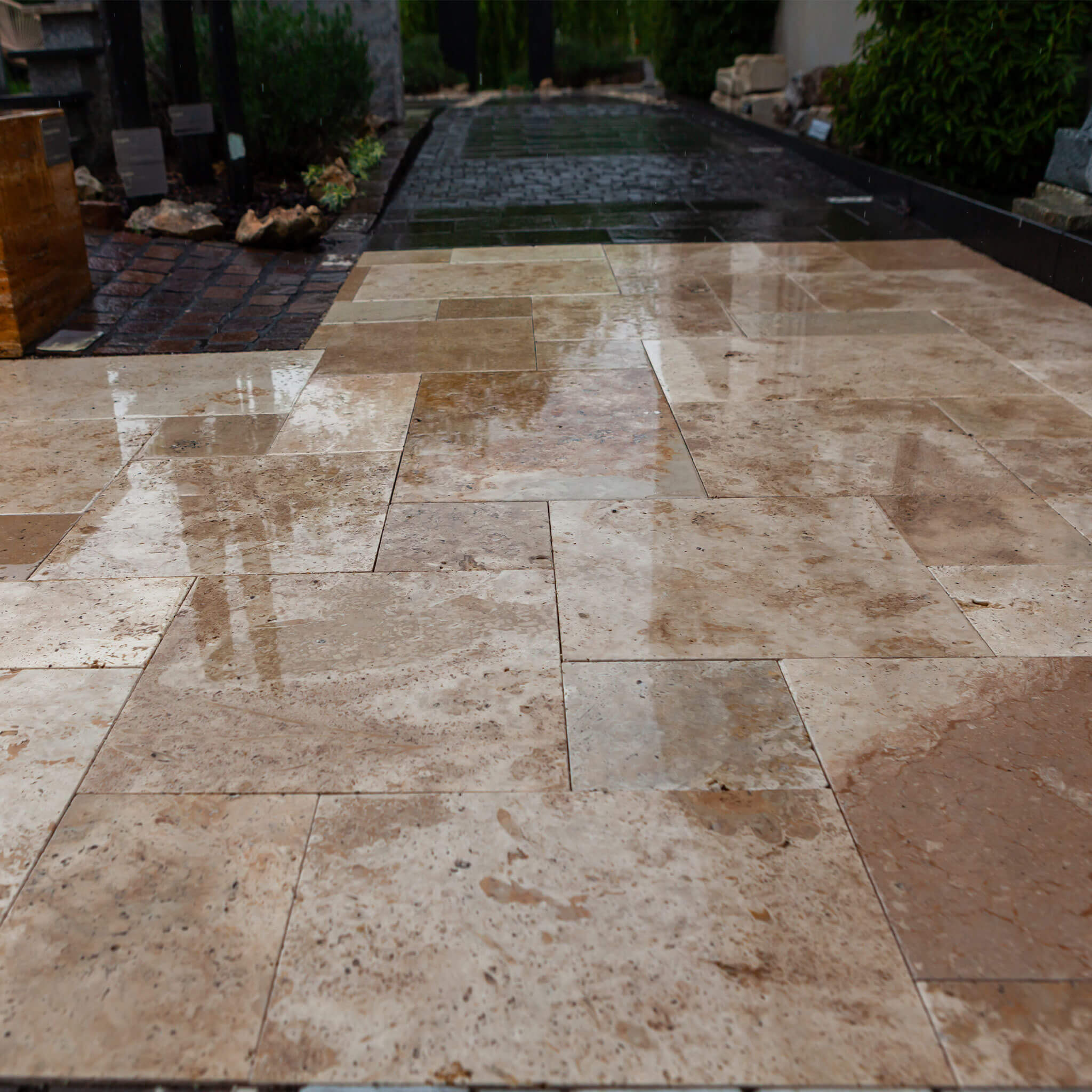 Terrassenplatten Traveritn medium nass bei regen