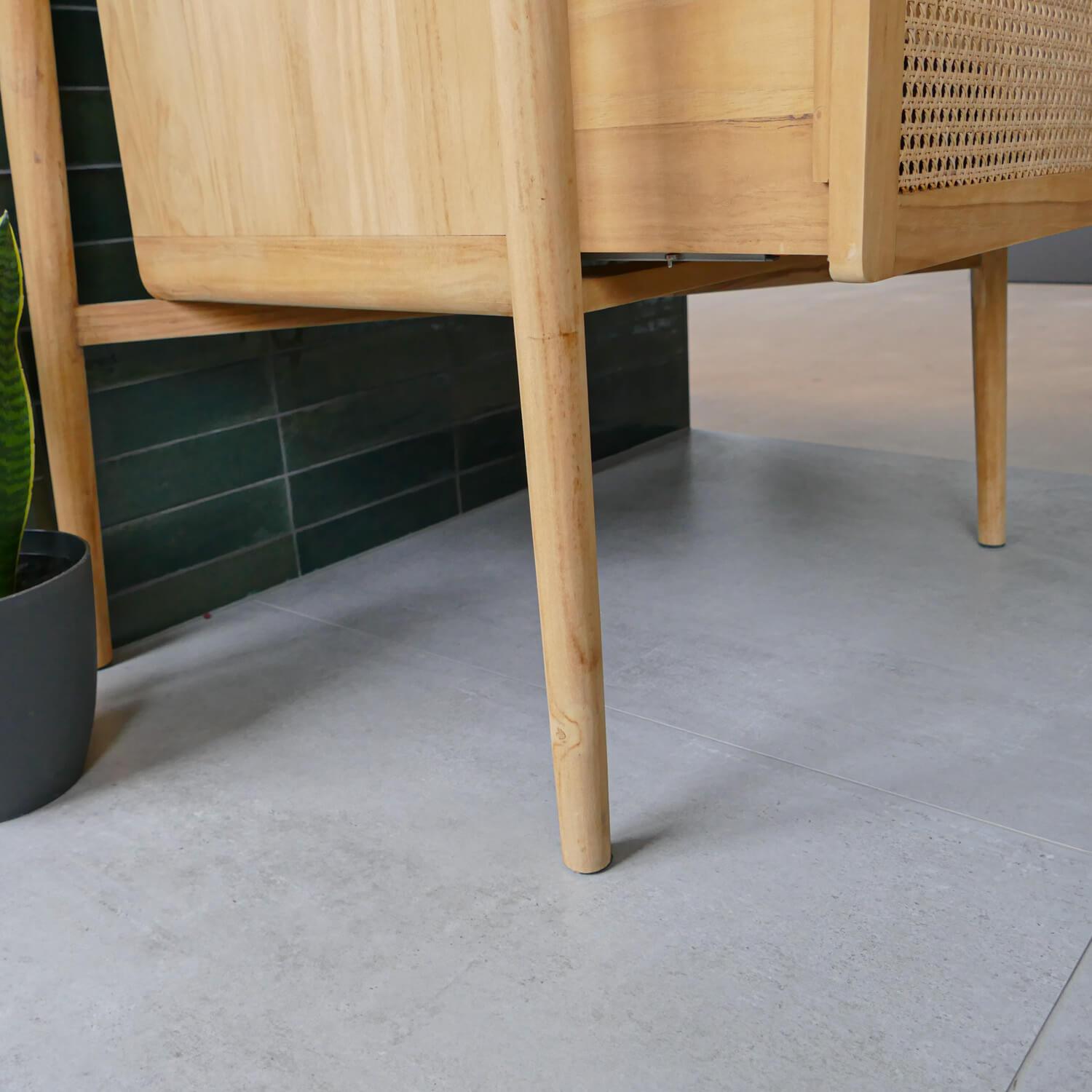 Mabel Unterschrank aus Teakholz mit konischen Beinen