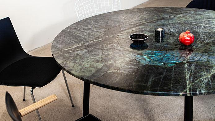 table de salle à manger ronde avec plateau en pierre naturelle exotique