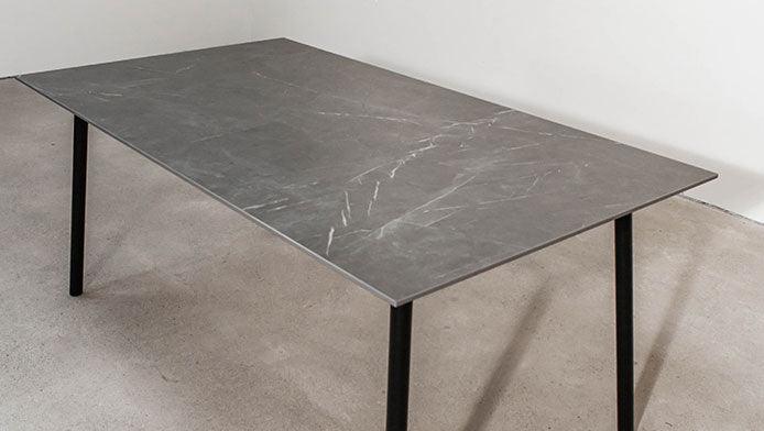 Table avec plateau céramique aspect marbre gris