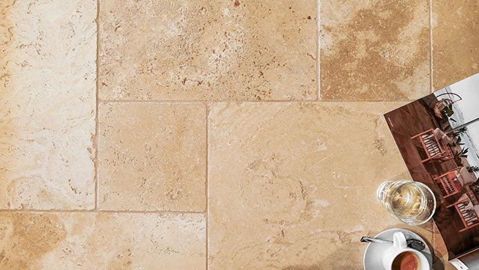 Carreaux de travertin en pierre naturelle beige à joints romains