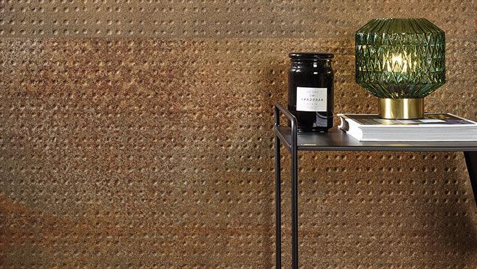 carrelage mural rustique en brun rouille avec une petite table d'appoint