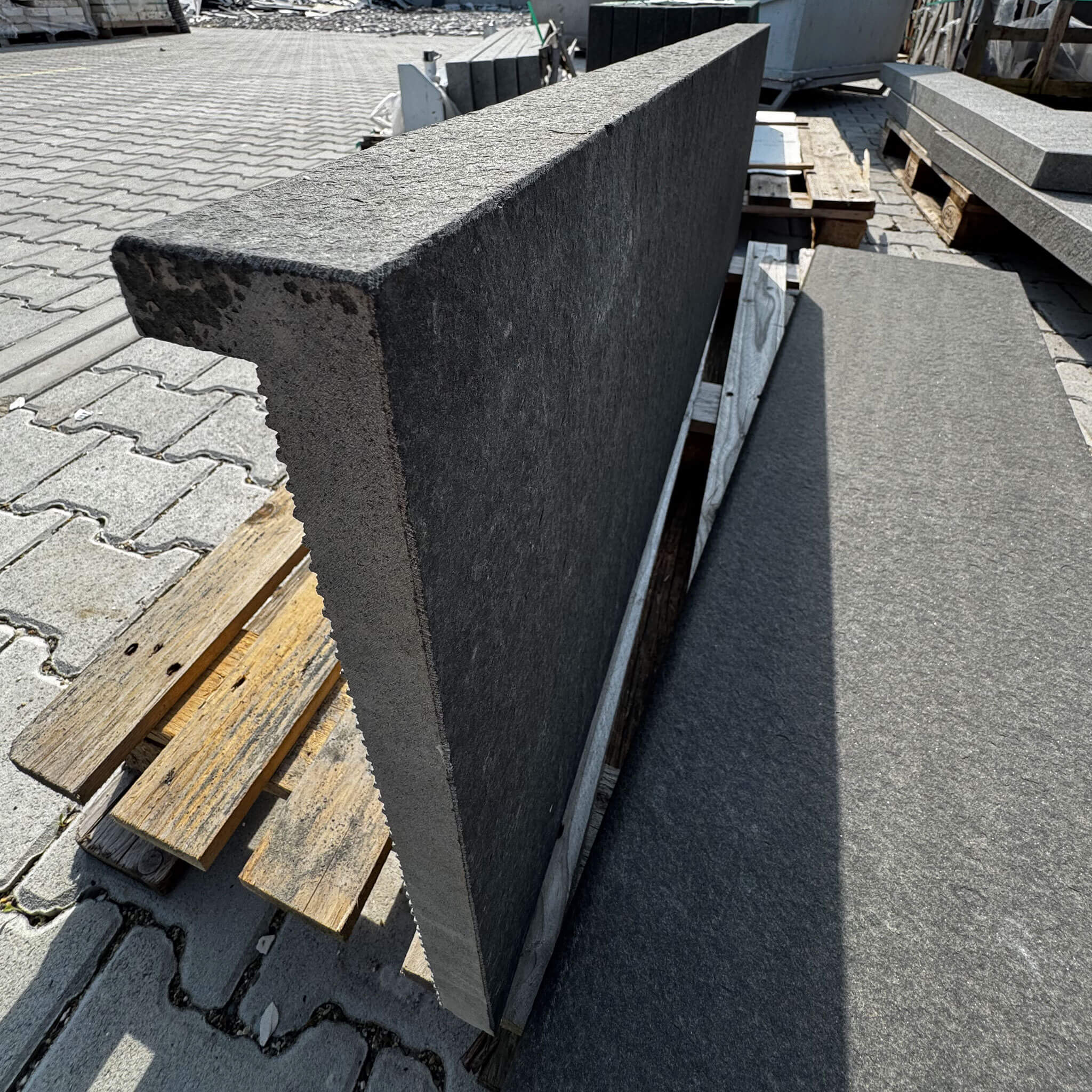 Winkelplatte Basalt seitliche Ansicht der Kante