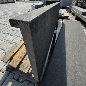 Winkelplatte Basalt seitliche Ansicht der Kante