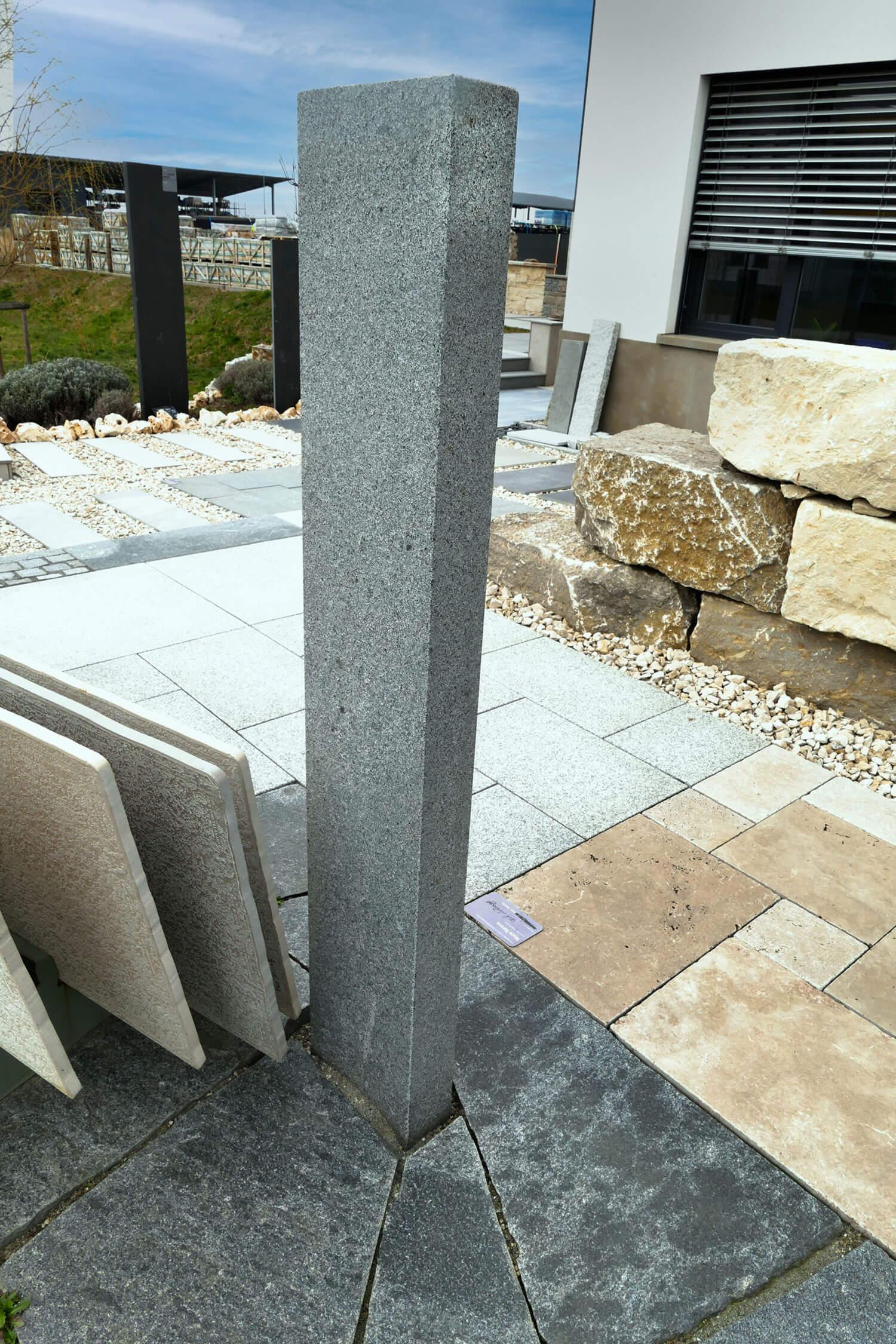 Granit Stele Padang dunkel