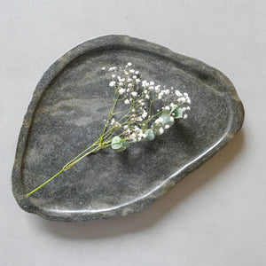 Serviertablett aus Flussgestein