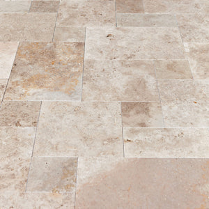 Terrassenplatten aus Travertin medium im roemischen verband trocken bei Sonnenschein