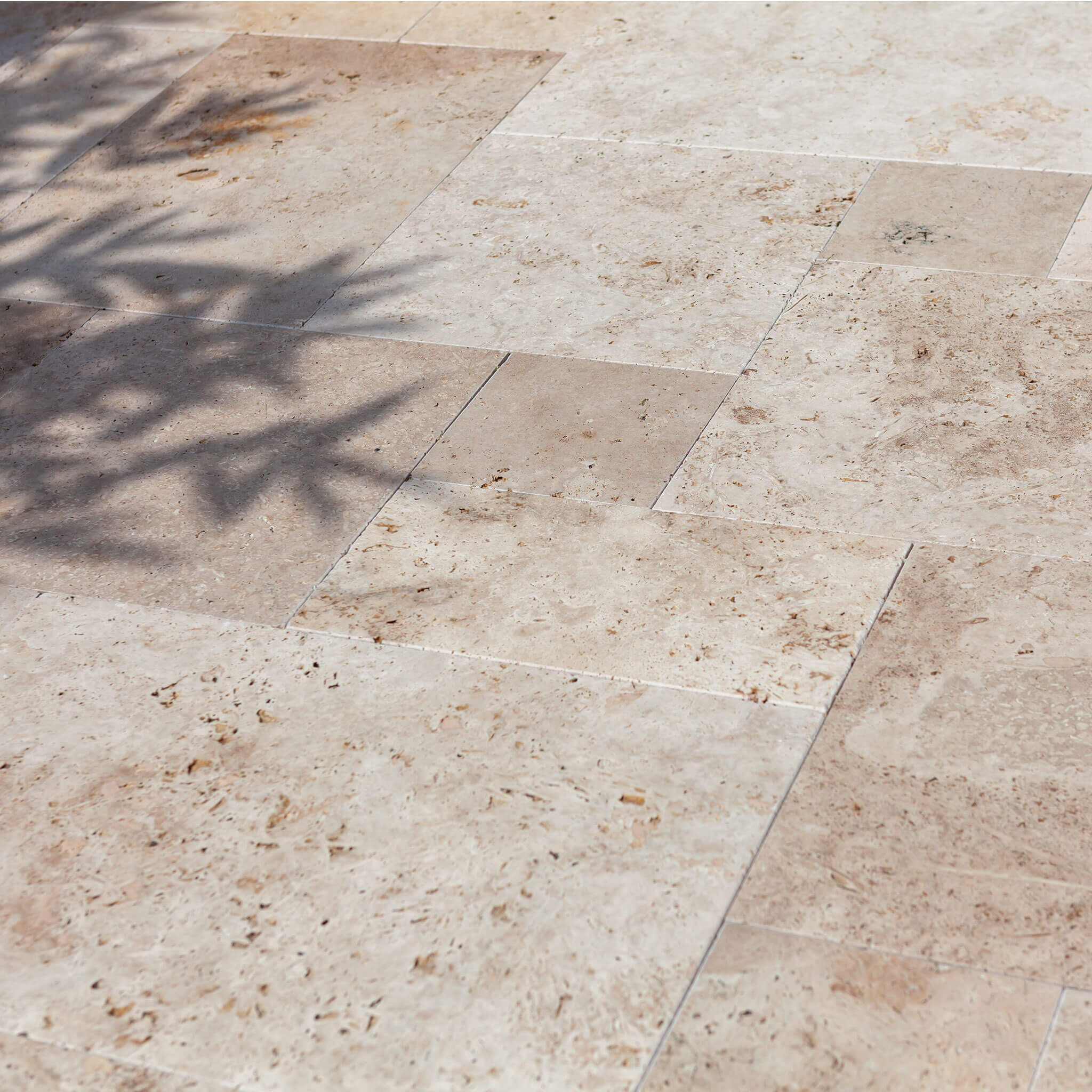 Travertin Terrassenplatten Medium im römischen Verband Naturstein bei Sonne