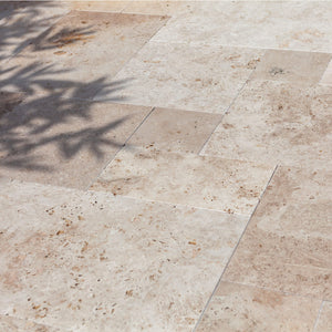 Travertin Terrassenplatten Medium im römischen Verband Naturstein bei Sonne