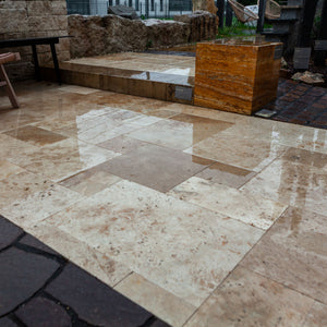 Terrassenplatten Naturstein Travertin Medium römischer Verband nass bei regen