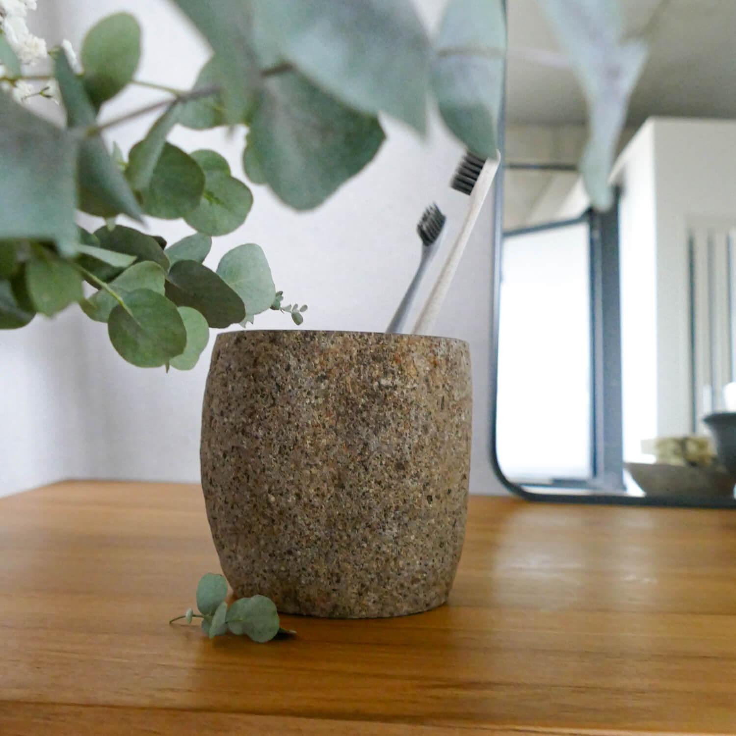 Seifenspender aus Stein unter Eukalyptus